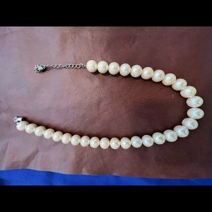 Women pearls necklace